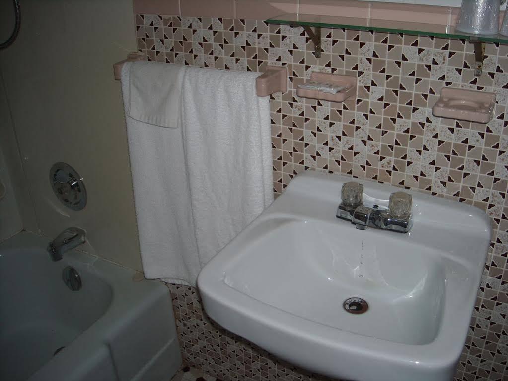 Motel Des Erables Coteau-du-Lac Buitenkant foto