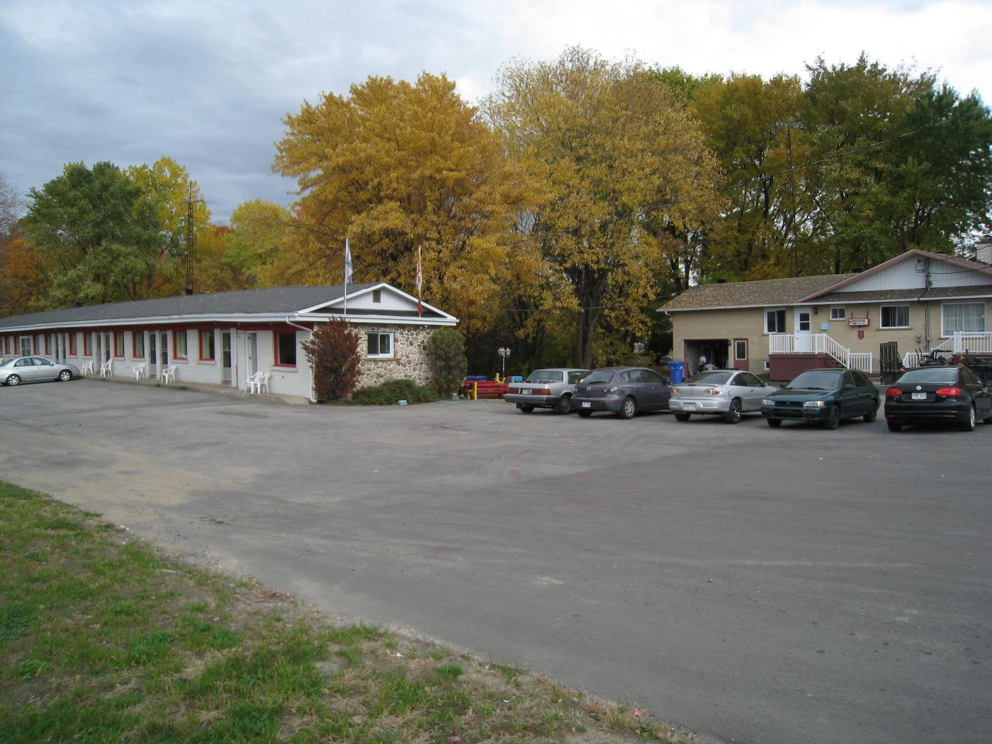 Motel Des Erables Coteau-du-Lac Buitenkant foto